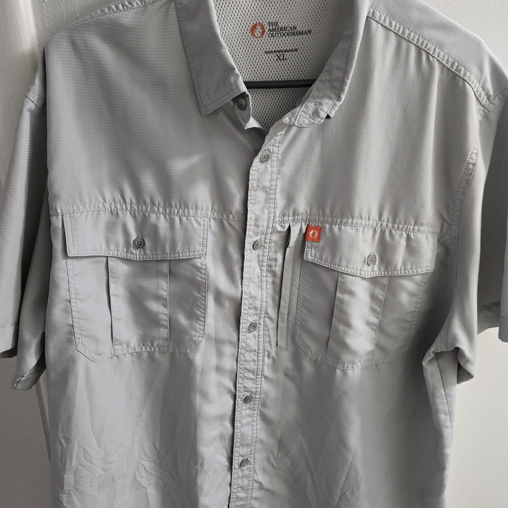 Columbia Men's Light Gray Casual Button Down Shirt